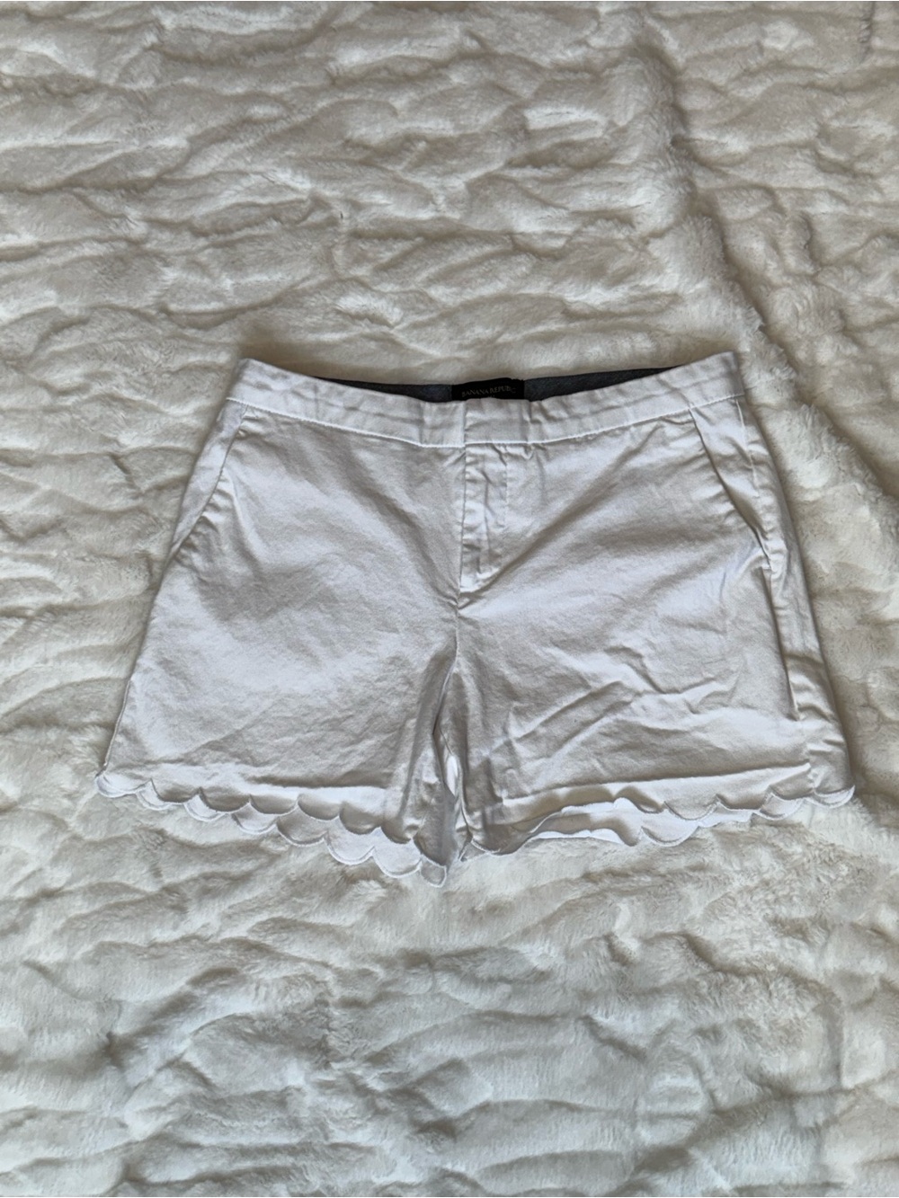 Banana Republic White Flat Front Scalloped Hem Shorts - Size 2